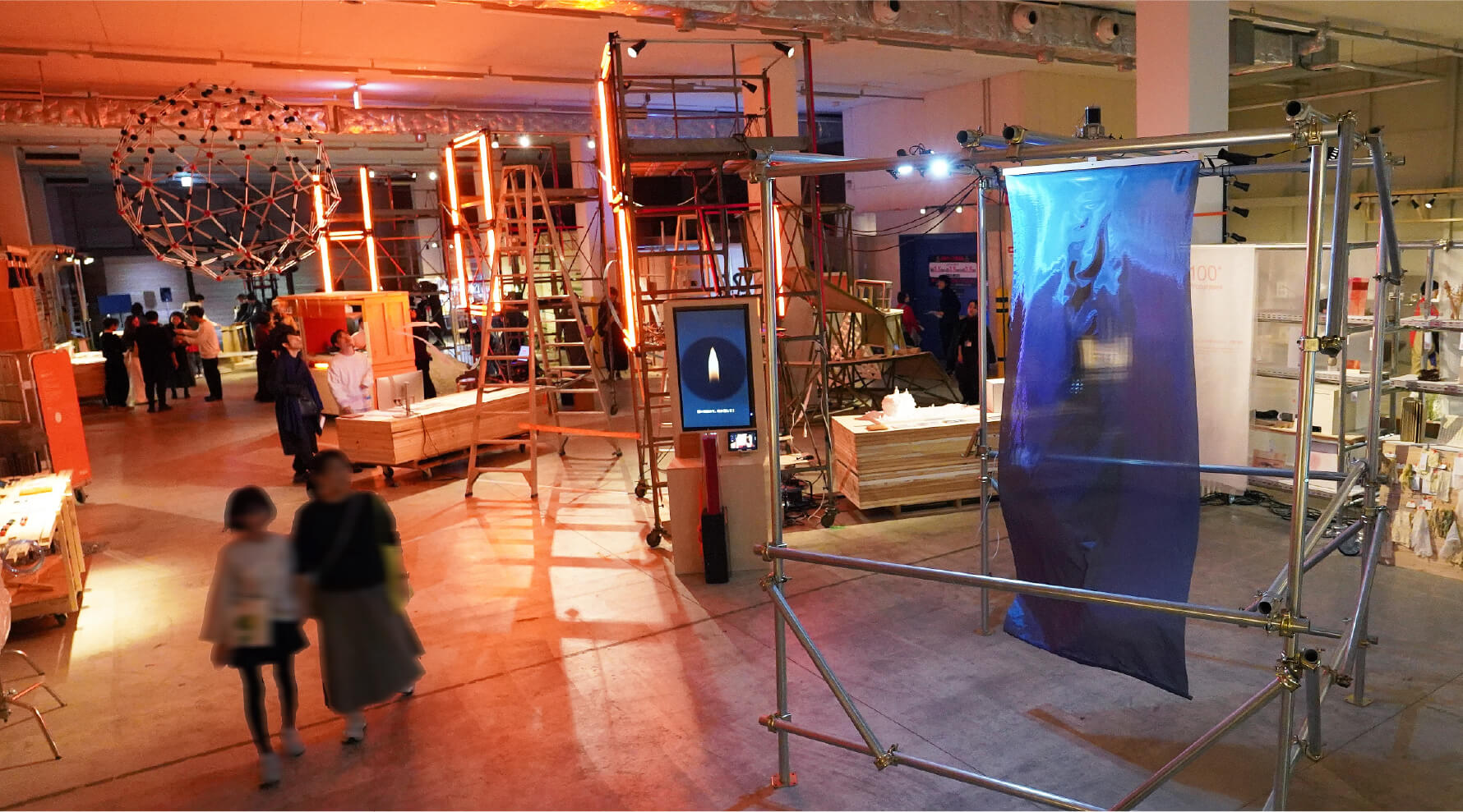 巨大な実験室、公開中。